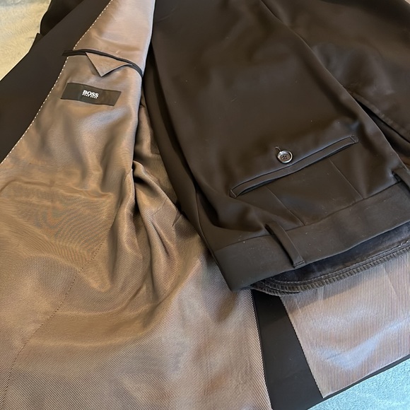 Men’s Hugo Boss 2-Piece Suit - Picture 3 of 3